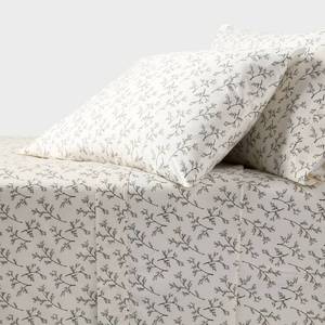 lot 2725 image: King 400 Thread Count Christmas Holiday Performance Sheet Set Holly - Threshold - Retail $65
