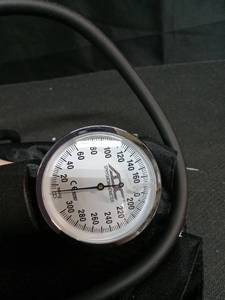 lot 2772 image: PROSPHYG Aneroid Sphyg,Adult, Black, LFCrack in glass, works  - Retail $40