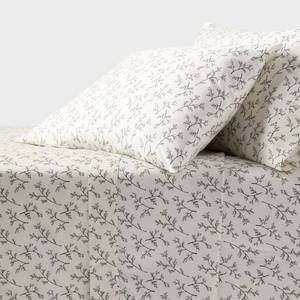 lot 3080 image: Full 400 Thread Count Christmas Holiday Performance Sheet Set Holly - Threshold - Retail $45