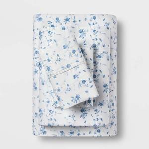 lot 3130 image: Queen Printed Performance 400 Thread Count Sheet Set WhiteBlue Floral - Threshold Cotton Sateen, Deep Pockets, OEKO-TEX Certified - Retail $71