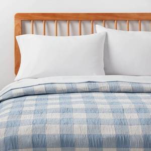 lot 4176 image: FullQueen Matelasse Quilt Light Blue - Room Essentials - Retail $40