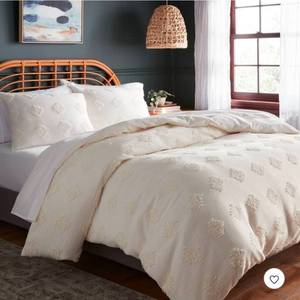 lot 4178 image: King Tufted Diamond Crinkle Duvet Cover and Sham Set Ivory - Threshold - Retail $69