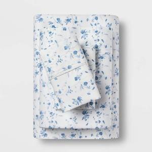 lot 4613 image: Queen Printed Performance 400 Thread Count Sheet Set WhiteBlue Floral - Threshold Cotton Sateen, Deep Pockets, OEKO-TEX Certified - Retail $71