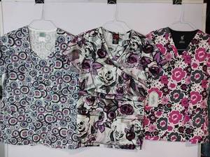 lot 67902 image: APPEARS NEW - EckoRed, WS Gear & MC2 Floral Print Medical Scrub Tops Collection (Size Small) 3 Pack