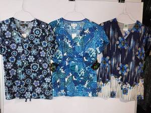 lot 67911 image: APPEARS NEW - Peaches & WS Gear Brand Blue Floral Print Scrub Tops (Size Small) 3 Pack