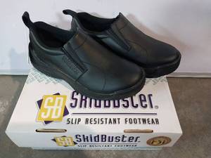 APPEARS NEW - Skidbuster Women's Slip-Resistant Work Shoes Size 5.5 Wide