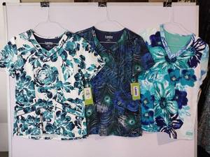 lot 67993 image: APPEARS NEW - Landau Medical Scrub Tops - Blue Floral Collection (Size Small) 3 Pack