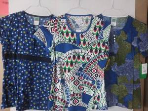 lot 68008 image: APPEARS NEW - WS Gear & Peaches Womens Printed Short Sleeve Scrub Tops (Size XS) Lot of 3