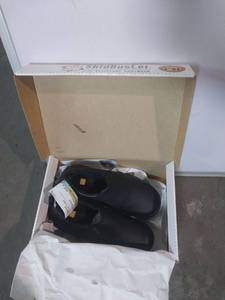 lot 68029 image: APPEARS NEW - SkidBuster Slip Resistant Work Shoes (Size 5.5)