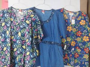 lot 68063 image: APPEARS NEW - Dickies & Peaches Floral Print Scrub Tops (Size XL) Lot of 3