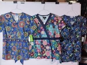 lot 68213 image: APPEARS NEW - Landau and Peaches Floral Print Medical Scrub Tops (Size Small) 3 Pack