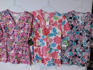 lot 68215 image: APPEARS NEW - Peaches Brand Floral Print Medical Scrub Tops (Size Small) 3 Pack