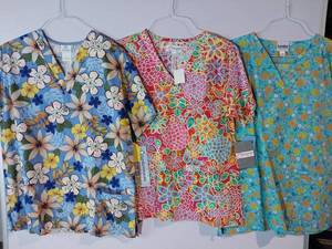 lot 68217 image: APPEARS NEW - Landau, Peaches & Fundamentals Floral Print Medical Scrub Tops Collection (Size Large) 3 Pack