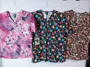 lot 68256 image: APPEARS NEW - MC2, Greys Anatomy & Med Couture Floral Print Medical Scrub Tops Bundle (Size Small) 3 Pack