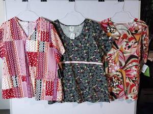 lot 68264 image: APPEARS NEW - Jockey, Peaches & Bio Scrub Tops Bundle - Floral and Geometric Prints (Size 2XL) 3 Pack