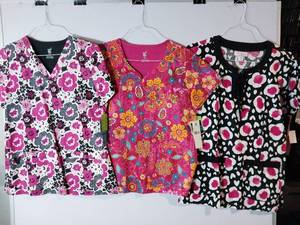 lot 68270 image: APPEARS NEW - MC2 & Koi Medical Scrub Top Collection (Size Medium) 3 Pack