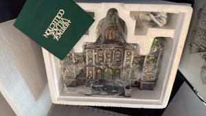 lot 1021 image: Department 56 Heritage Village Christmas In The City Series The Capitol