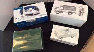 lot 1024 image: Department 56 snow Village accessories