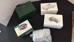 lot 1027 image: Department 56 accessories