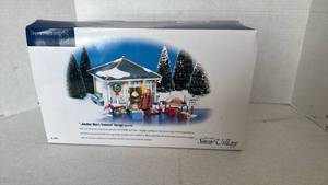 lot 1039 image: Department 56 Snow Village Another Mans Treasure Garage