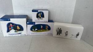 lot 1048 image: Department 56 Snow Village figurines