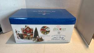 lot 1073 image: Department 56 Silver Bells Christmas Shop Gift Set