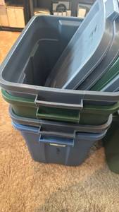 lot 1281 image: 4 Rubbermaid rough neck 18 gal totes