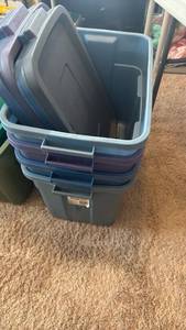 lot 1283 image: 4 Rubbermaid roughneck totes 18 gal