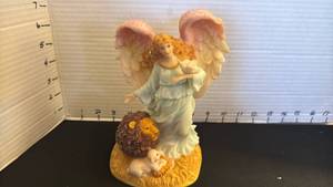 lot 1432 image: Seraphim Classics Serena Angel of Peace