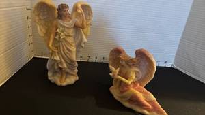 lot 1445 image: Seraphim Classics Gabriel celestial Messenger and Evangeline Angel of Mercy&nbsp