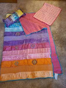 lot 1457 image: Twin reversible bedspread,  throw pillow, sham