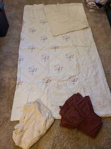 lot 1463 image: FullQueen bedspread and 2 round tablecloths, pillow sham and pillow cases