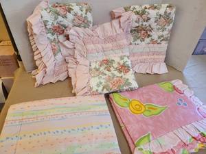 lot 1465 image: 5 pink pillow shams