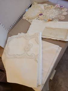 lot 1466 image: Tablecloths, napkins, doilies.
