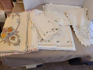 lot 1467 image: Stitchery and lace linens.
