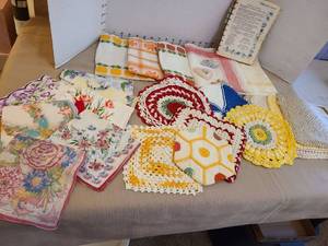 lot 1468 image: Vintage hankies, crocheted potholders, tea towels and refrigerator magnets