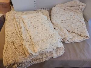 lot 1471 image: Tablecloths and other lacework.