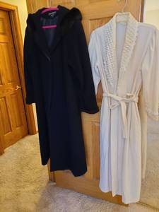 lot 1514 image: Ladies coat size 14 and bathrobe.