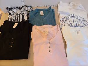 lot 1523 image: Ladies shirts, L and XL.