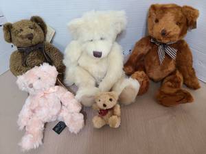 lot 1636 image: Russ bears