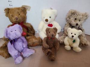 lot 1638 image: Russ bears