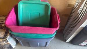lot 3000 image: 3 Rubbermaid roughneck totes