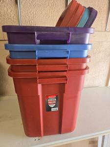 lot 3002 image: 4 Rubbermaid roughneck totes