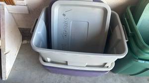 lot 3003 image: 3 Rubbermaid roughneck totes