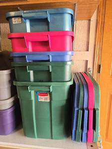 lot 3004 image: 5 Rubbermaid Roughneck totes