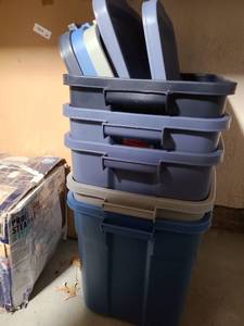 lot 3005 image: 4 Rubbermaid Roughneck totes