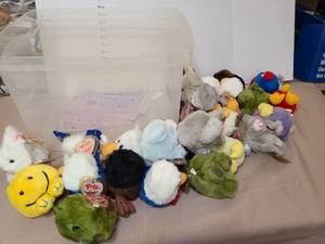 lot 3007 image: Puffkins in clear tote, no lid