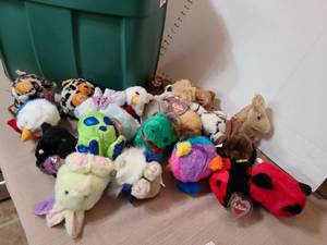 lot 3008 image: Puffkins in cracked tote