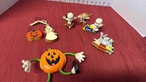 lot 3209 image: Halloween decor