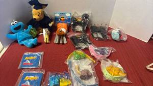 lot 3223 image: McDonalds toys and more
